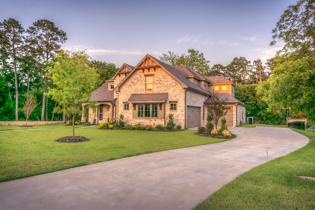 curbside-view-of-large-house-with-green-yard