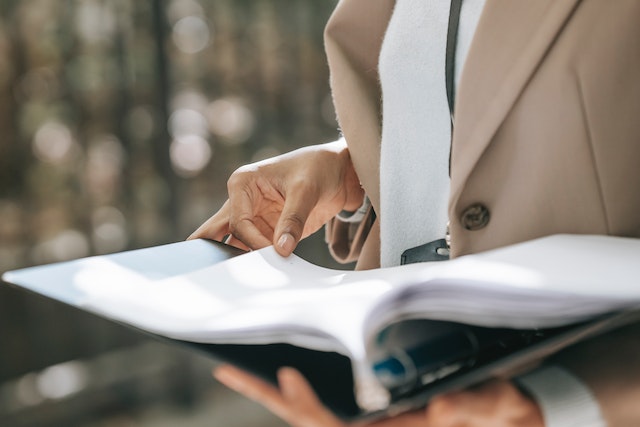 landlord-reading-a-contract-in-hands-close--up